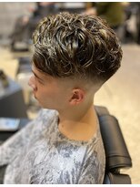 フランクスバーバー アンド ビアークラブ(FRANK'S BARBER and BEER CLUB)&nbsp;くせ毛風パーマコンマヘアかき上げワイルドツーブロックフェード