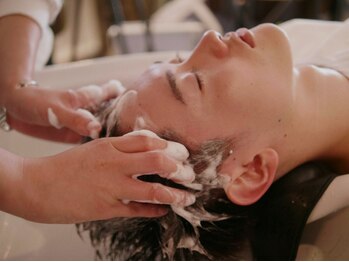 ロバーツヘアー 吉祥寺店の写真/【カットと一緒に体感を】心地よさが魅力のヘッドスパで、頭皮も気分もすっきりリフレッシュ。<吉祥寺>