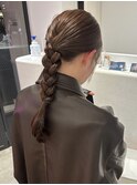 ベージュ×三つ編みアレンジ
