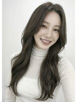 メロウ(mellow)&nbsp;オフィスでも浮かない◎上品な艶感ロングとまろやかベージュ