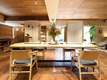 キャバノン 羽根木(CABANON)の写真/広々と開放感のある贅沢な空間で、隣の人を気にせずゆったり◎髪のお悩み何でもご相談ください★