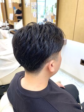マキシム ナカイ(MAXIM NAKAI) メンズツーブロック刈り上げかき上げパートスタイル