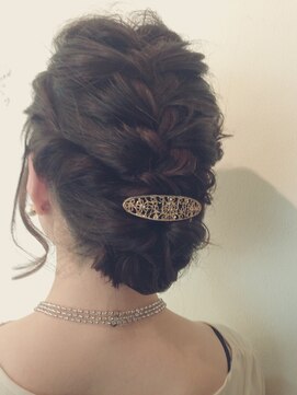 フォルメージ(formage) 編み込みシニヨンアップ