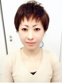ナチュラルショートで凛とした女性に