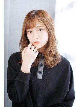 プティルカ(PutiLuca D.C.) 透け感バングのミックスカールスタイル