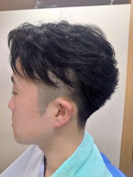 ヴェルデ シンバシ(VERDE SHINBASHI) 小顔補正立体カット アップバング ツーブロ カルマ フェード