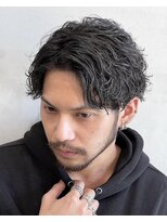 ミディアム波巻きスパイラルパーマ前下がりセンターパートウルフ