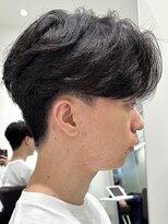 カルム(kalm)&nbsp;メンズセンターパートウルフセンターパートニュアンスパーマ襟足