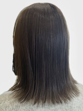 トリッカ 代官山(tricca) 【tricca代官山rin】オリーブグレージュ/ぱつっとミディアム