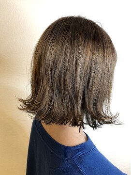 ヘアーサロン ビー(hair salon b.) ブリーチ グレージュ　切りっぱなし 外ハネボブ ダブルカラー