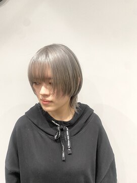 ムク(:muku) ホワイトグレージュ×デザインウルフのトレンドヘア