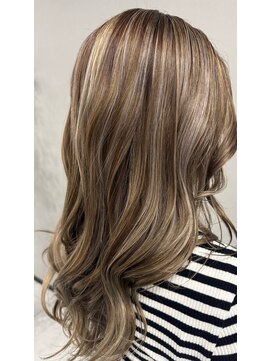 ラルガ 黒崎(Raruga) ハイライトカラーミルクティーベージュレイヤーカット