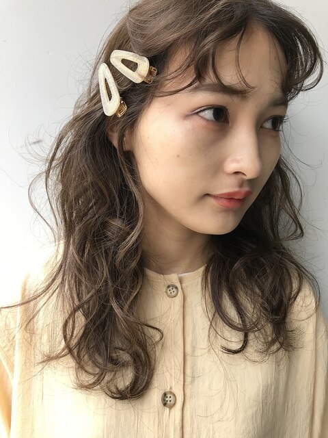 カーリーxベージュxヘアアクセ