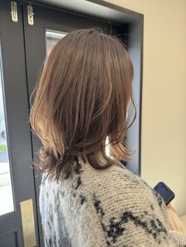 ラヴィン(LOVIN’) ミディアムレイヤー/アッシュベージュ/くびれヘア