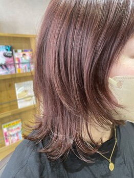 アオ(AO)の写真/顔まわりのバランスに合わせた韓国風カットとハイレイヤーのウルフスタイルでサロン帰りの美しさをキープ♪