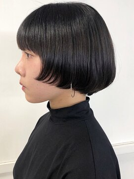タヴィ(Tavi) クラシカルな黒髪前上がりボブ/ショートボブ/ショートカット