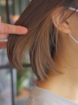 メゾン アヴァロ(Maison Avallo) グレージュカラーのインナーカラー