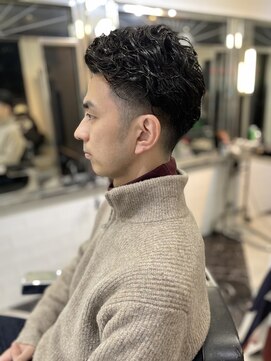 メリケンバーバーショップ フクオカ(MERICAN BARBERSHOP FUK) ビジネスパーマフェードかきあげ中分け