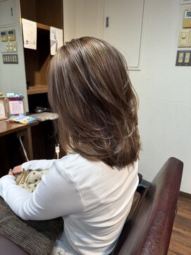 ミディアムレイヤーカット×グレージュ