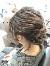 ヘアアンドメイク リヴィア(Rivia) 結婚式 お呼ばれ ねじり編み込み ふわふわカール アップスタイル