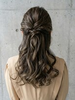 アル あびこ(aru.)&nbsp;飾りなしでも華やか。大人の上品ツイストハーフアップ