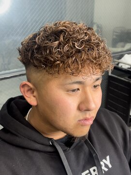 イーラ(era) ショートスペインカール　ツイストスパイラル眉カット刈り上げ