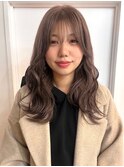 ミルクティーグレージュ　顔周りカット　小顔カット　波巻きヘア