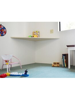 お子様連れ歓迎！キッズスペース完備で忙しいママも安心。扱いやすいスタイルで毎日のお洒落をサポート。