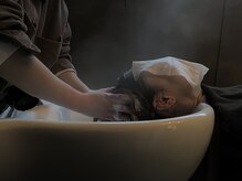 ［ 極上アロマヘッドスパ］で頭皮のコリをほぐし自宅では体験出来ないリラクゼーションを