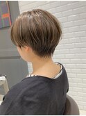 20代30代40代　耳だしハンサムショート　アッシュベージュ