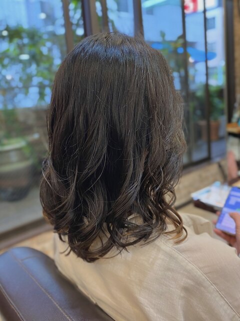 ミディアムヘアもコテ巻き風パーマでゆるふわに♪【池袋パーマ】