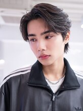 ユウ 渋谷(U) フェザーショートセンターパートダークアッシュニュアンスパーマ