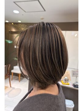 クラメール 黒崎コムシティ店(Kraemer) コントラスト白髪ぼかしハイライト × ローレイヤーボブ