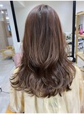 アッシュベージュ×巻き髪ウェーブヘア