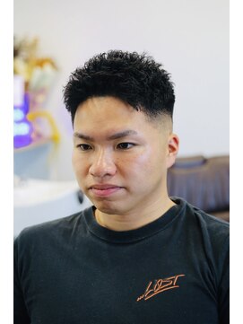 バタクラン(BATACLAN) フェザーアップ/パーマ/シェービング/眉毛/バーバー/フェード