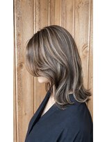 ジゼルアライ(gisele arai)&nbsp;ハイライトでつくる透明感たっぷりのミディアムレイヤー