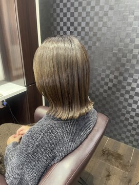 ラボア(La'BOA) 外ハネミディ×カーキベージュ