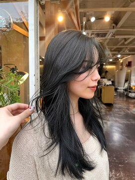 チカシツ(Chikashitsu) 顔回りレイヤー/オリーブベージュ/ウェーブヘア/暗めカラー