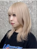 ブロンドベージュミディアムレイヤーカットハッシュカット原宿