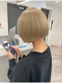 ミニボブ×ハイトーンベージュ（ボブカット、切りっぱなしボブ）