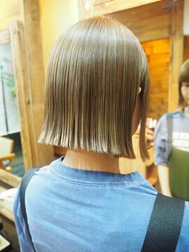 タピ ヴォラン(Tapis Volant) 20代・30代_切りっぱなし外はねボブ