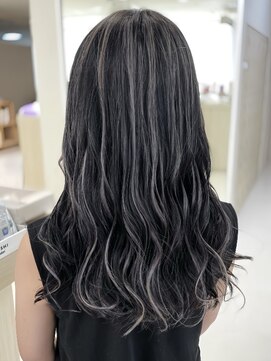 シャルムバイケンジ(Charm.by KENJE) デザインカラーバレイヤージュ細めハイライト白髪ぼかし東京銀座