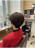 カットはシンプルショート カラーはレッド系 オージュア