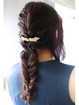 ホワイトルーム(White Room) フィッシュボーンのダウンスタイル