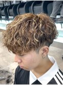 渋谷メンズハイライトカラー緩めスパイラルパーマメッシュカラー