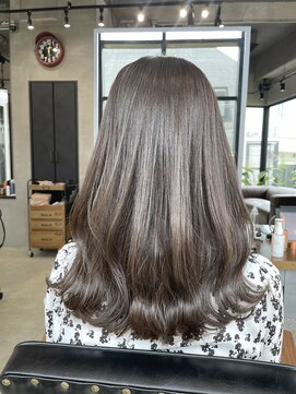 ザ シー 橋本(The C) 赤みを消したプラチナベージュで大人のツヤを楽しむ・TheC メグ