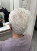 シルバーヘアのショートスタイル
