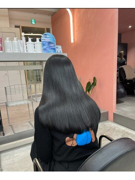 眩い、街で振り返られる艶髪