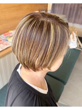 ギネス(Giness) 白髪ぼかしハイライトショートボブ