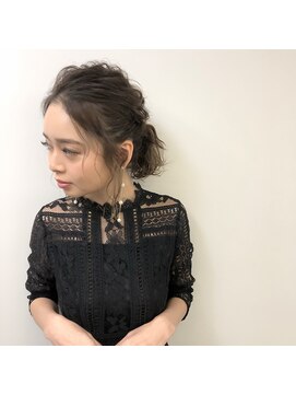 10代20代30代大人可愛いヘアアレンジパーティーポニーラベージュ